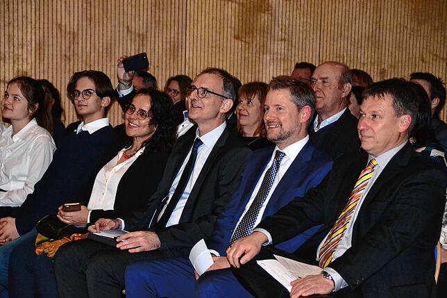Volker Frede (Mitte) verfolgte gemeinsam mit seiner Familie die Reden anlässlich seines zweiten Amtsantritts. Neben ihm sitzen Landrat ...
