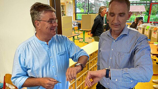 Die Uhr tickt: Es ist 18.00 Uhr – Ende der Wahlhandlung: Die Wahlvorstände Ewald Heichele (links) und Steffen Richter blicken auf die Uhr.