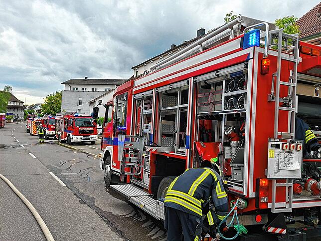 Bild 5: Großeinsatz am späten Sonntagnachmittag: In Fischbach gerät landwirtschaftliches Anwesen in Brand
