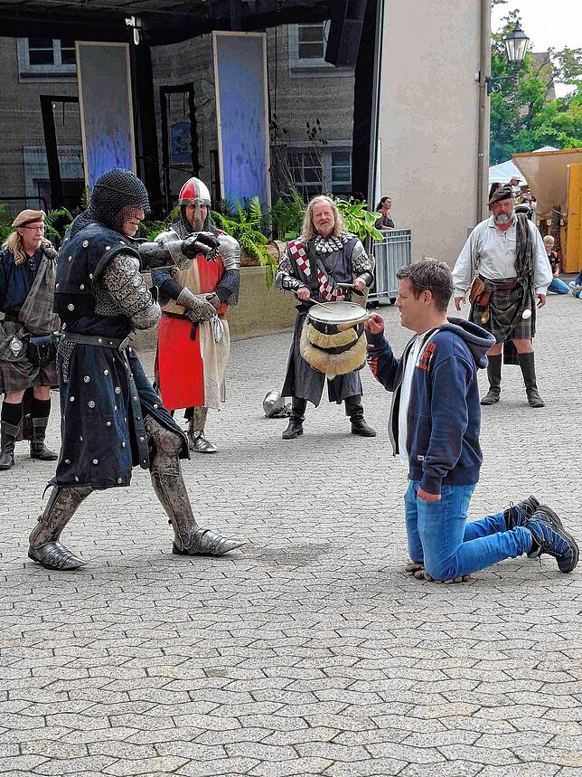 Bild 8: Mittelalter hautnah: Tausende beim 7. Stettener Spectaculum mit Rittern, Gauklern und Magiern