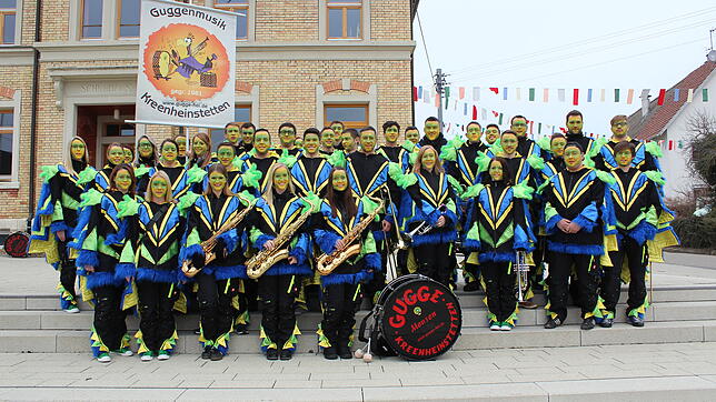 Die Gugge Hoi Kreenheinstetten im Häs auf dem Dorfplatz. Die Musiker sind für die Fasnet gerüstet.