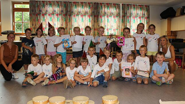 15 Kinder freuen sich auf die nächste Ausbildungsstufe in der Bläserjugend im kommenden Jahr. Die erfolgreiche Jugendarbeit sichert die ...