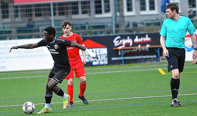 In Halbzeit eins beschäftigte Lewis Antebe den FC Bad Dürrheim mit hoher Geschwindigkeit und starken Dribblings auf dem Kunstrasen.