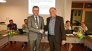 Erster Bürgermeisterstellvertreter Wolfgang Rößler (rechts) verpflichtet Bürgermeister Fabian Meschenmoser für die kommende Amtszeit von ...