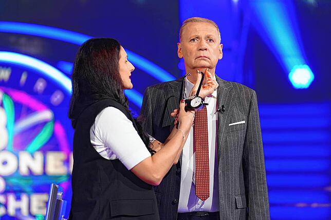 Jeanette Eckert misst während der Sendung „Wer wird Millionär?“ bei Moderator Günther Jauch die Hautfalten am Kinn.