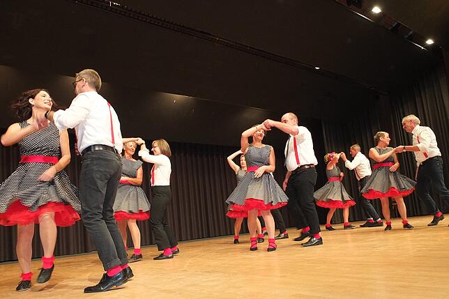 Mit flotten Formationen wirbelten die "Red Socks" in Boogie-Woogie-Rhythmen über die Bühne.