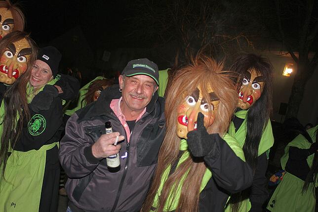 Bild 18: Bilder der Biesinger Mooslochhexen am vergangenen Freitag im gespenstischem Lichterschein des Nachtumzugs (Teil 2)