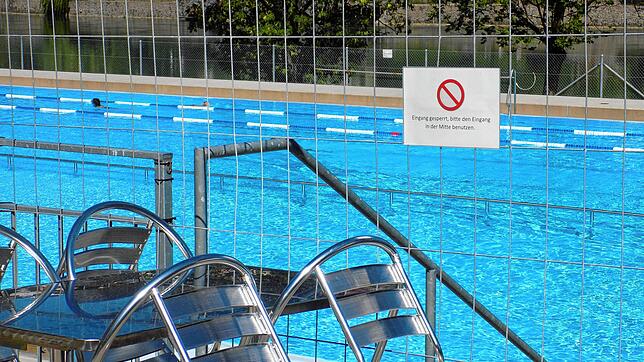Zugang und Ausgang zum Schwimmbecken sind getrennt.