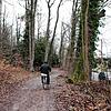 Radfahrer müssen auf den Waldweg, die Straße ist den Autofahrern vorbehalten. So sieht es in einem Abschnitt der Eichhornstraße aus, der ...
