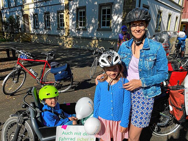 Corinna Augustin, hier mit Tochter Paulina und Sohn Benedikt, nahm an der Kidical Mass teil, weil sie der Meinung ist, Überlingen sei ...