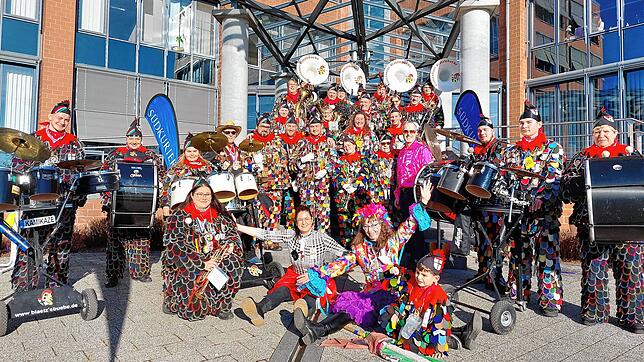 (Archivbild) Närrische Stippvisite am Rosenmontag beim SÜDKURIER: Der Fanfarenzug der Konstanzer Blätzlebuebe-Zunft (Foto) hat sich ...