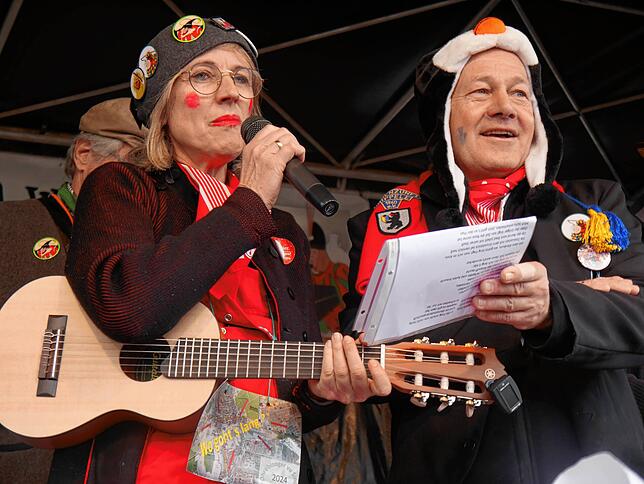 Bild 12: Jetzt haben die Poppele das Sagen: Die besten Bilder vom Rathaussturm in Singen