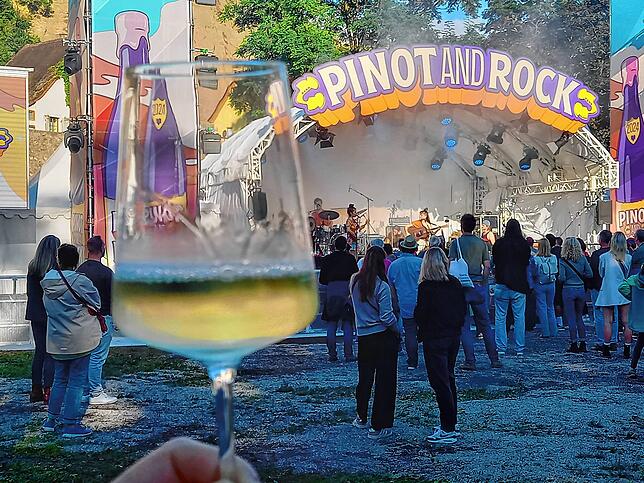 Mit einem gepflegten Pinot Grigio zum Konzert: Am Kaiserstuhl ist der Rock‘n‘Roll eine Sache für Genießer.