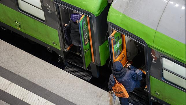 Das Reiseunternehmen Flix will sein Angebot im Fernverkehr zum Fahrplanwechsel im Dezember erweitern. (Archivbild)