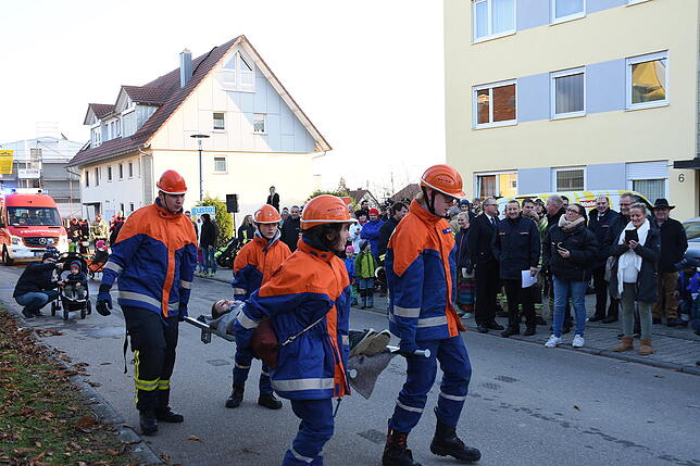 Auch die Stettener Jugendfeuerwehr demonstrierte bei der Jahreshauptübung ihr Können. Hier bei der Versorgung einer vermeintlich Geretten.