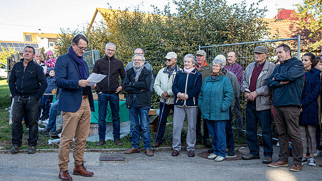 Architekt Reinhold Gindele erläuterte den Besuchern des Richtfests die Planungskonzeption für den Um- und Erweiterungsbau des ...