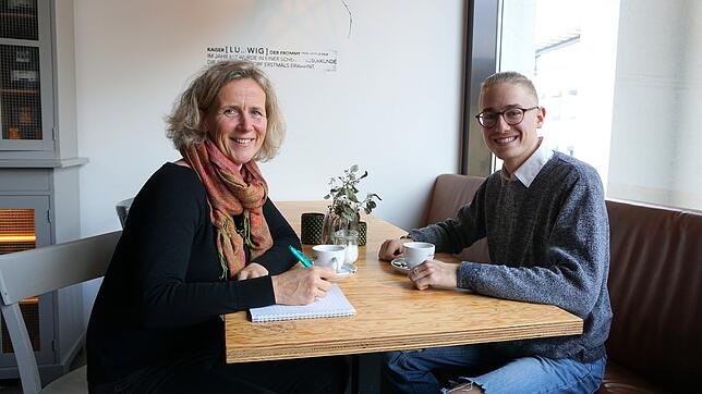 SÜDKURIER-Mitarbeiterin Kerstin Oettle spricht mit Yannick Haile, der sich für Opfer von Mobbing stark macht.