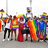 Deutsche Fans halten vor der Allianz-Arena Regenbogenflaggen in die Höhe. Sie demonstrieren gegen das Verbot der UEFA, das Stadion in ...