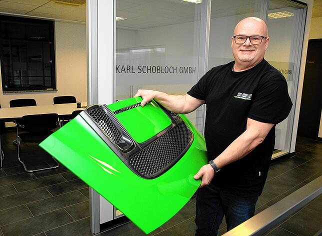 Teures Aluminium, gute Kunden: Jürgen Schobloch mit der Heckklappe eines Audi R8. Alle Aluminium-Teile daran stammen aus seiner Fertigung.