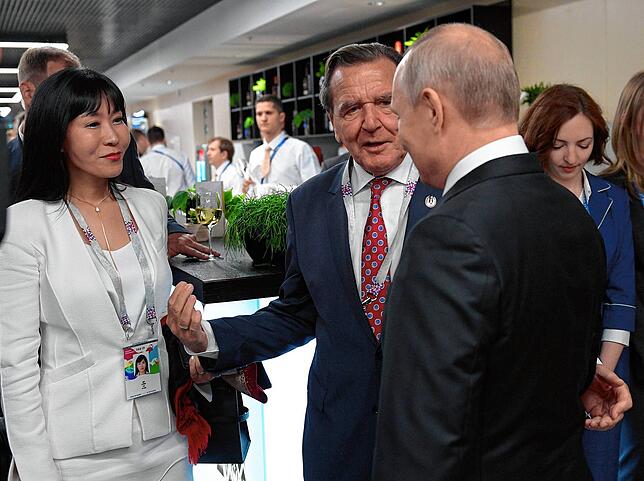 Bei der Fußball-Weltmeisterschaft 2018 traf Putin auch mit Schröders Ehefrau Soyeon Kim zusammen.