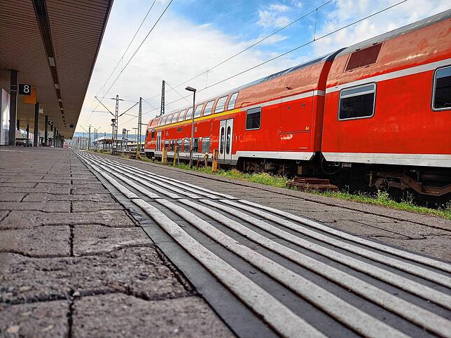 Eine Fahrt mir der Hochrheinbahn kurz vor Ende des 9-Euro-Tickets. Weil Ferienzeit ist, sind besonders viele Ausflügler und Urlauber ...