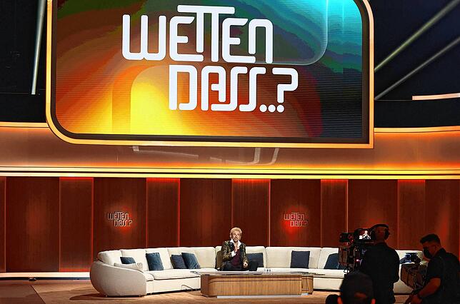 Thomas Gottschalk sitzt zu Beginn der Jubiläumsshow &bdquo;Wetten, dass..?&ldquo; auf dem berühmten Sofa der ZDF-Show. (Bild vom 6. ...