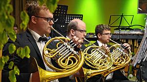 Die Musikerinnen und Musiker begeistern mit großer Bandbreite ihres Könnens. Fotos: Ralph Fautz