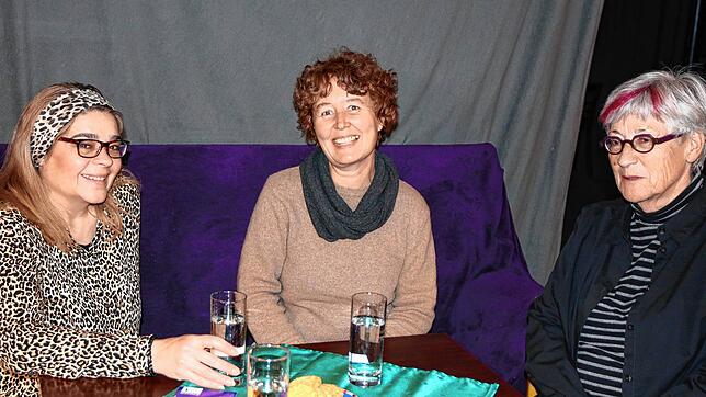 Die beiden Schauspielerinnen Anny da Silva (links) und Susanne Breyer (Mitte) zusammen Eva Wernert (rechts) von Terre des Femmes.