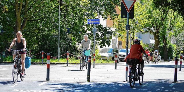 Hier bei der Querung der Gottlieber Straße endet die Radstraße momentan – sie soll aber durch die Schützenstraße (hinten) bis zum ...