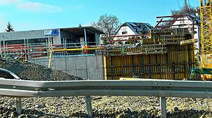 Der seitliche Blick aus dem Autofenster: Eine Außenwand des Röhrenbergtunnels bei Allensbach ist schon zu erkennen. Bald wird er auf der ...