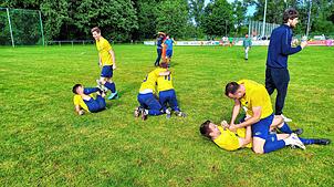 Riesenfreude herrschte bei den Spielern der SG Dettingen-Dingelsdorf. Das 1:1-Unentschieden in der Begegnung bei der DJK Donaueschingen ...