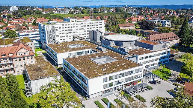 Die zweite Corona-Welle hat das Klinikum Konstanz erreicht. 30 Patienten kämpfen zurzeit gegen das Virus, drei von müssen intensiv ...