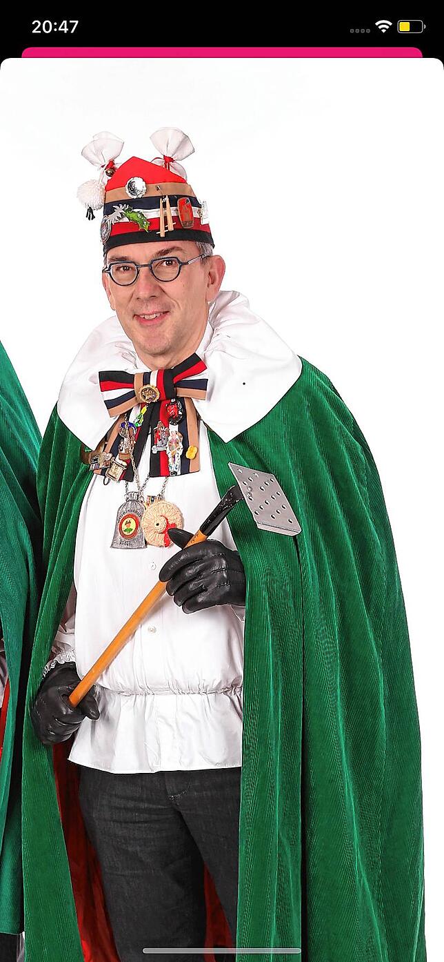 Zeremonienmeister Klaus Götz im vollen Narrenornat.