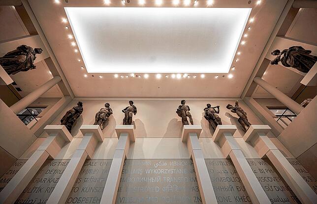 Der Skulpturensaal mit antiken Skulpturen im Humboldt Forum.