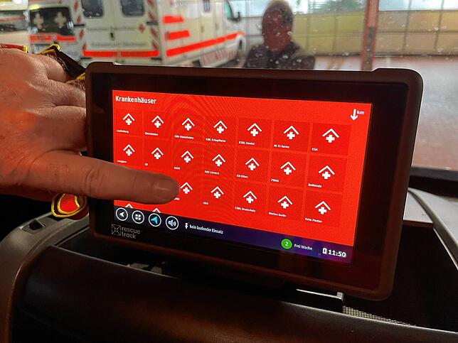 Das Display im Rettungswagen zeigt die Verfügbarkeit von Notaufnahmen der Krankenhäuser in Südbaden und der Schweiz an.