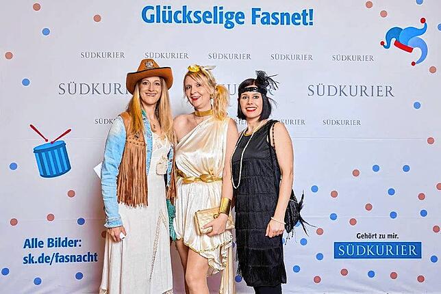 Bild 9: Bilder der SWR-Fasnacht im Konzil: Strahlende Narren vor der SÜDKURIER-VIP-Wand