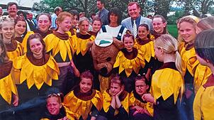 Baden-Württembergs damaliger Ministerpräsident Erwin Teufel bei seinem Besuch der Landesgartenschau 2000 in Singen.