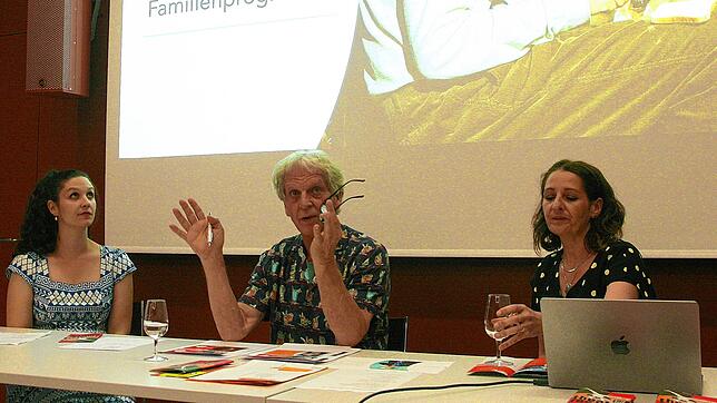 Die Nordart-Festivalleitung mit Leila Hubmann, Simon Gisler und Katja Baumann informiert über das Programm.