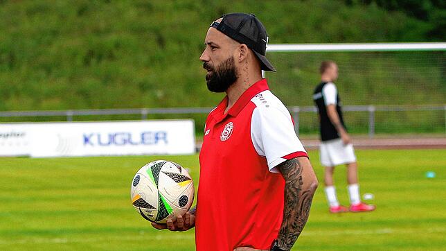 Trainer Silvio Battaglia und der FC RW Salem haben trotz Unterzahl und Rückstand den ersten Punkt in der neuen Verbandsligasaison erkämpft.
