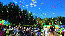 Zahlreiche Luftballons tragen von der Nachsorgeklinik Tannheim aus Grüße in alle Welt: Mehr als 100 Gäste feiern dort gemeinsam den ...