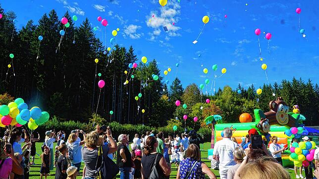 Zahlreiche Luftballons tragen von der Nachsorgeklinik Tannheim aus Grüße in alle Welt: Mehr als 100 Gäste feiern dort gemeinsam den ...