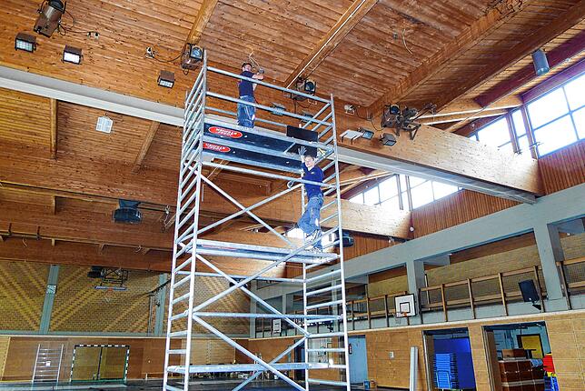 Weil die Alfons-Schmidmeister-Halle in Wittenhofen wegen der Corona-Pandemie geschlossen ist, können Handwerker der Firma SF Elektro die ...