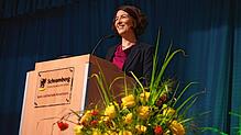 Oberbürgermeisterin Dorothee Eisenlohr begrüßt die Gäste und gibt einen Einblick in &bdquo;100 Jahre vereintes Tennenbronn&ldquo;.
