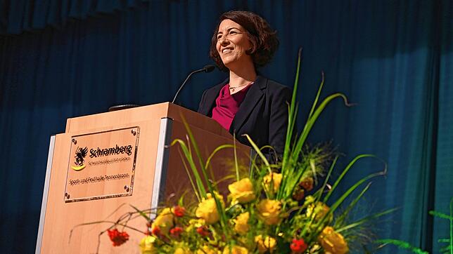 Oberbürgermeisterin Dorothee Eisenlohr begrüßt die Gäste und gibt einen Einblick in &bdquo;100 Jahre vereintes Tennenbronn&ldquo;.