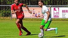 Der Donaueschinger Benedikt Ganter (am Ball) versucht, dem Königsfelder Dominik Eschner zu entwischen. Eine Szene aus dem ersten Duell ...