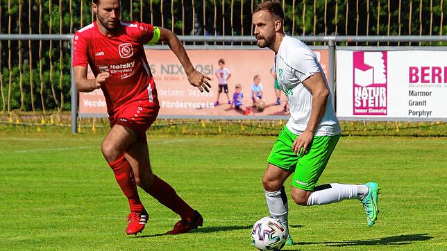 Der Donaueschinger Benedikt Ganter (am Ball) versucht, dem Königsfelder Dominik Eschner zu entwischen. Eine Szene aus dem ersten Duell ...