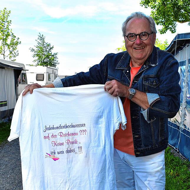 Dauercamper Wolfgang Heller hat noch das T-Shirt, das an das Hochwasser vor 25 Jahren erinnert.
