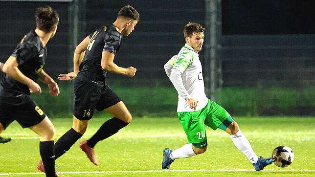 Sebastian Sauter (rechts) von der DJK Donaueschingen versucht, Nico Anders vom FC Pfaffenweiler zu entwischen. Eine Szene aus dem ersten ...