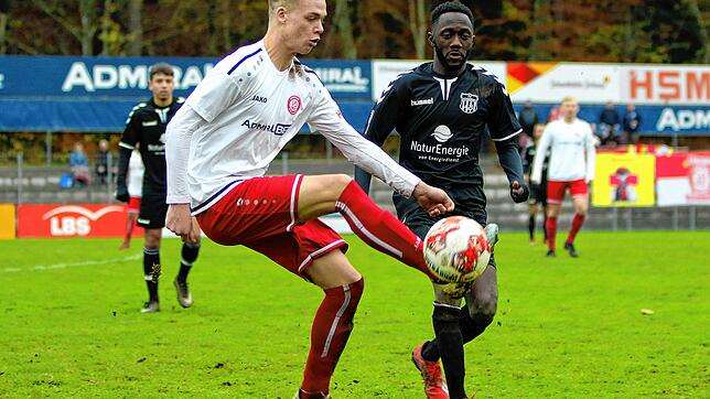 Michael Beck (links, hier gegen Lamin Colley vom FV Lörrach-Brombach).