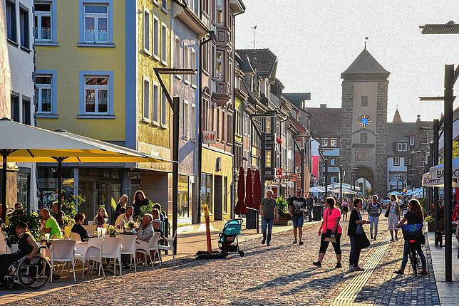 Volle Straßencafés und belebte Fußgängerzone, dieses Bild gab es am Langen Dunnschtig in der Villinger Innenstadt zu sehen.